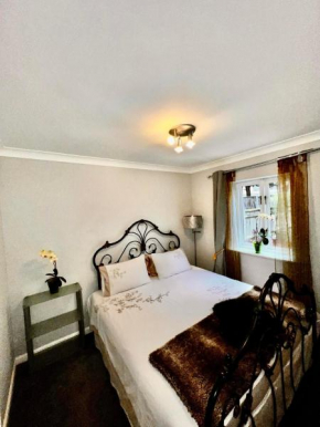Waterfront double room with fireplace in the heart of Royal Docks